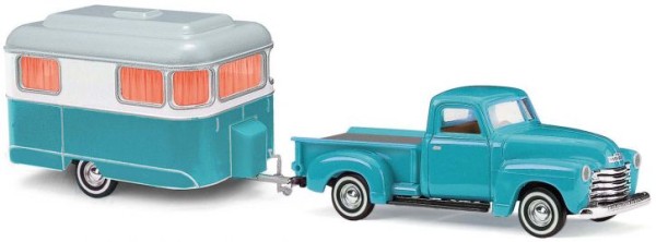 Chevy Pick-Up mit Wohnwagen