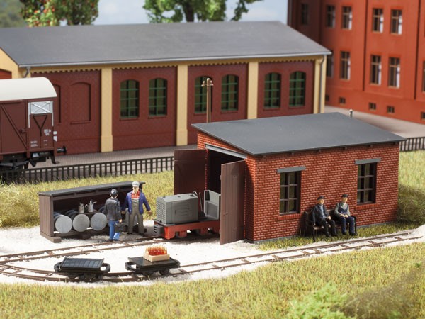 Feldbahnlokschuppen mit Tanks