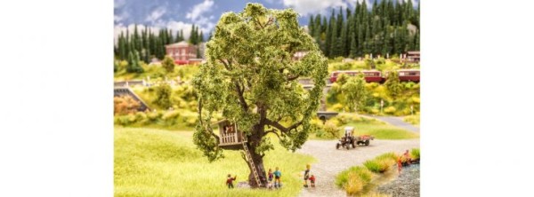 Baum mit Baumhaus