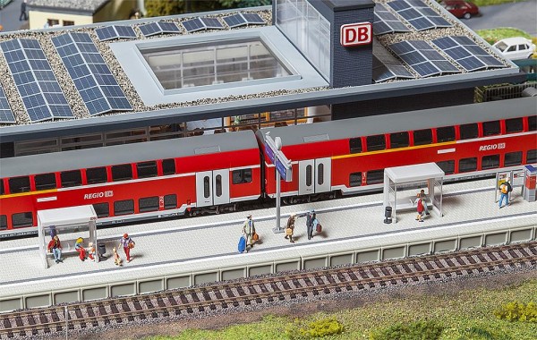 Moderner Bahnsteig mit Zubehö