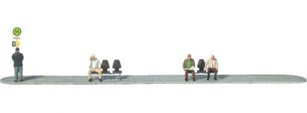 Wartende an der Haltestelle