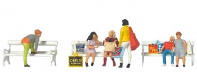 Einkaufende auf der Parkbank Einkaufende auf der Parkbank