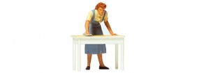 HO 1 Hausfrau, Tisch wischend